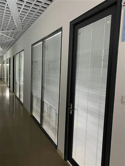 Naudojamos stiklinių sienų sistemos